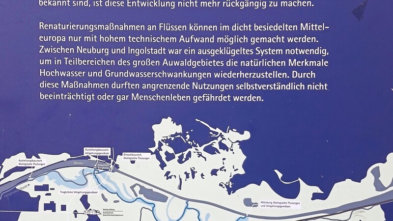 Schautafeln erläutern in Neuburg an der Donau Intention und Umsetzung der Dynamisierung der Donauauen.