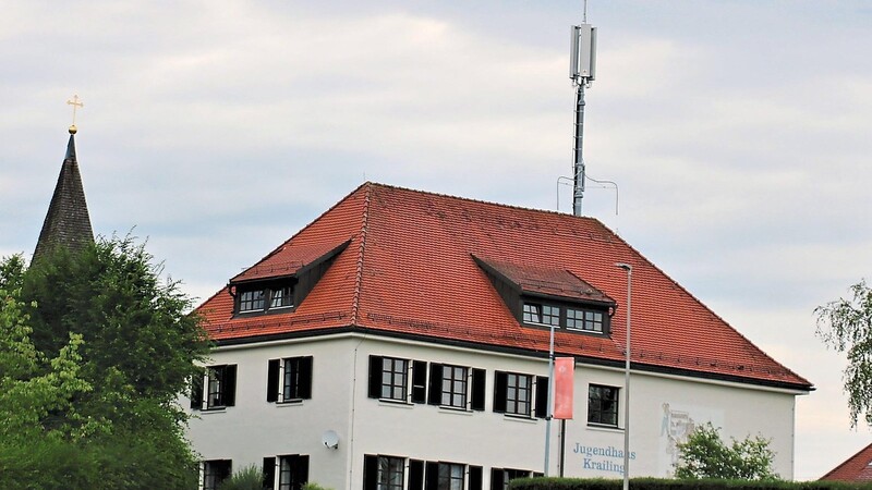 Das Jugendhaus in Krailing: Der Funkmast ist schon seit dem Sommer auf dem Dach. In Betrieb gehen soll er in etwa sechs Wochen, wie Vodafone Deutschland mitteilte.