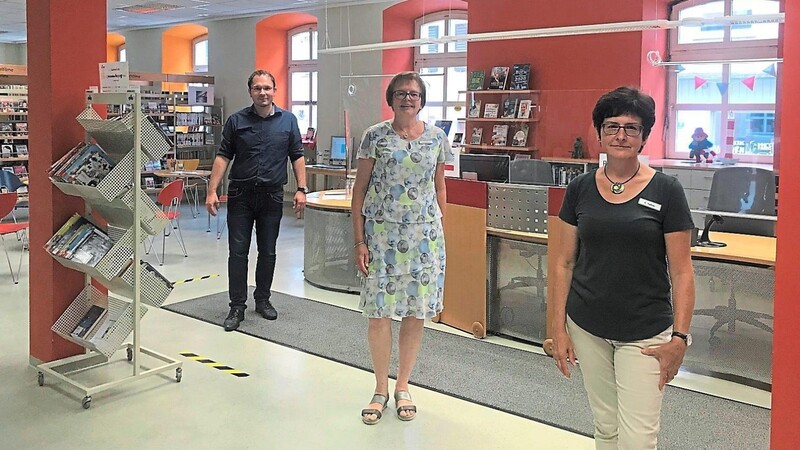 Martin Stoiber mit den Bibliothekarinnen Edith Schuhbauer und Evi Fellner (von links).