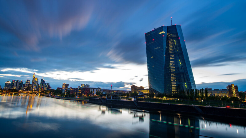 Die Europäische Zentralbank bekräftigt ihren expansiven Kurs mit Zinsen auf Rekordtief und milliardenschweren Anleihenkäufen.