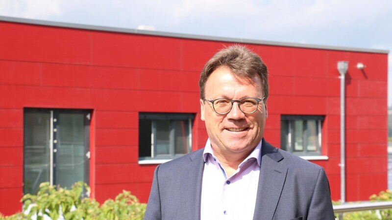 OZB-Geschäftsführer Otto Loserth vor dem neuen Campus-Gebäude in Teisnach.