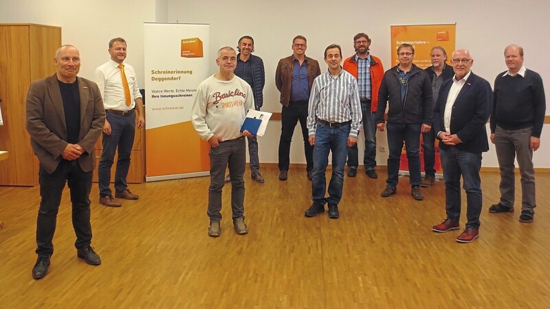 Kreishandwerksmeister Günter Hartl (2. v. r.) und Geschäftsführer Stefan Griesbeck (l.) gratulierten allen wiedergewählten Vorstandsmitgliedern der Schreinerinnung Deggendorf.
