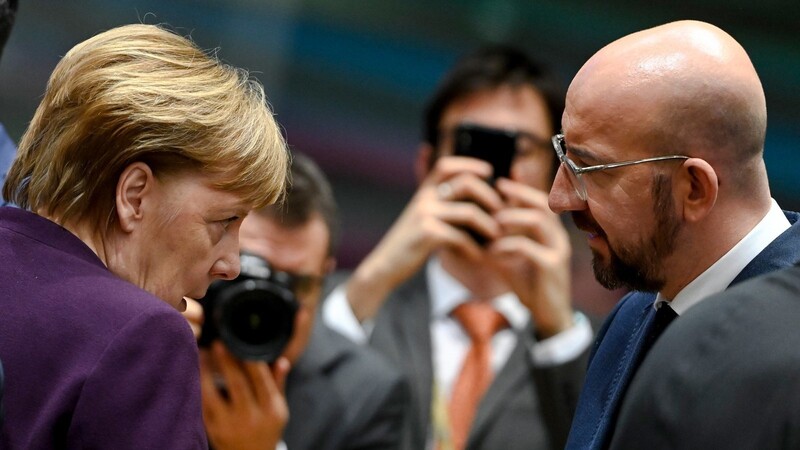 Bundeskanzlerin Angela Merkel (CDU,l.) spricht bei einem EU-Gipfel im Februar mit Charles Michel, Präsident des Europäischen Rates. Bei der jüngsten Sitzung am Donnerstag war Merkel nur virtuell dabei.