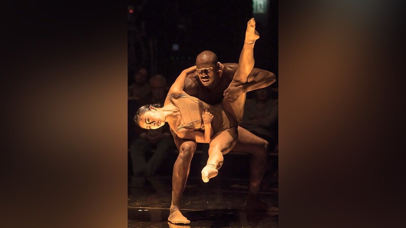 Internationale Künstler engagieren sich im Kampf gegen Aids. In "Just" tanzen Momoko Higuchi und Winston Ricardo Arnon.