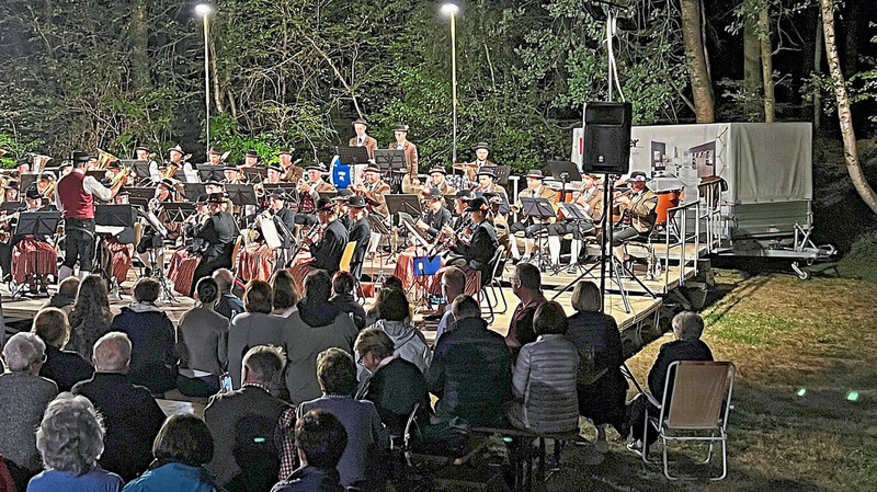 Die Musiker servierten ihrem Publikum im Waldstadion eine perfekte Darbietung, großer Beifall war gewiss.