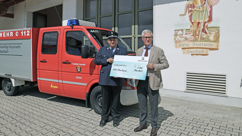Christian Bauer, Kommandant der Freiwilligen Feuerwehr Haarbach, mit Olivier Dubois, verantwortlich für Marketing und Kommunikation bei Dräxlmaier.