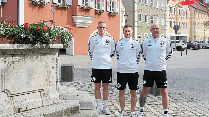 Das Trainer-Trio (v. l.) Jonas Schick, Dennis Bauer und Michael Müller bleibt beim FC Mainburg.