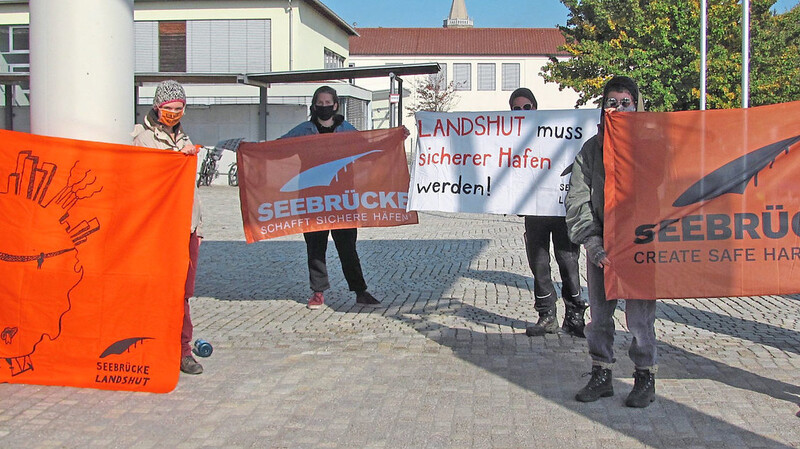 Landshuter Aktivisten der Initiative "Seebrücke" demonstrierten vor der Kreistagssitzung in der Eskara für die Aufnahme von Flüchtlingen aus griechischen Lagern.