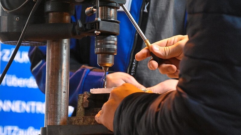 Praktisches Ausprobieren gehört bei der Berufeschau dazu, wie hier an der Bohrmaschine am Stand von Skarda Metallbau.