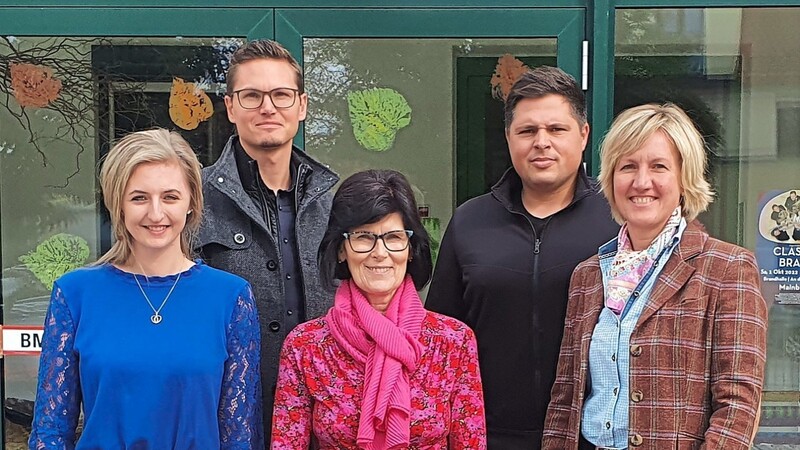 Die Abgeordnete Petra Högl (rechts) im Austausch mit den Verantwortlichen des Kindergartens "Kleiner Tiger & Kleiner Bär" (v. l.), Cindy Hildebrandt, Fabian Herzog, Katharina Ettenhuber und Christoph Schlemmer.