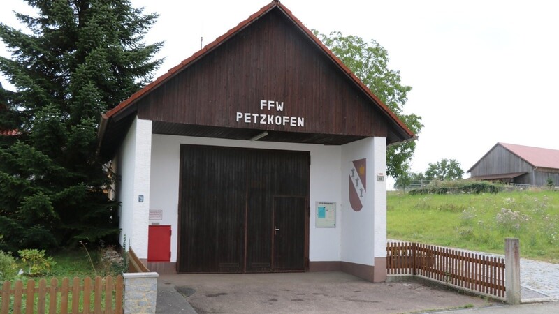 Das Feuerwehrhaus in Petzkofen wird nicht erweitert. Stattdessen soll am Ortsrand ein Gemeinschaftshaus als Treffpunkt für die Dorfbevölkerung gebaut werden.