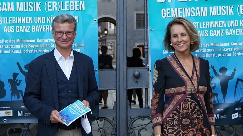 Kunstminister Bernd Sibler mit Gitta Gräfin Lambsdorff vom Konzertverein München im Brunnenhof der Residenz.