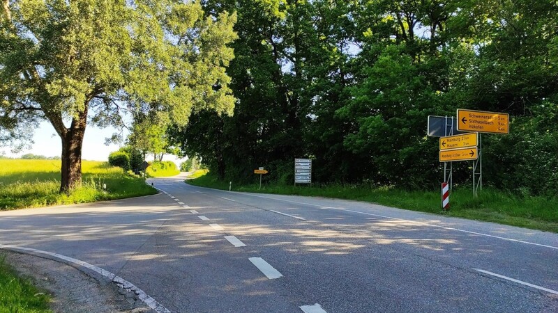 Die Planungen schreiten voran: Der Knotenpunkt westlich von Wang mit den Abzweigungen nach Schweinersdorf und Wang soll in einen vierarmigen Kreisverkehr umgestaltet werden.