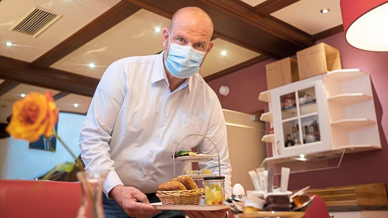 Ein Hotelinhaber serviert ein Frühstück, nachdem er seine Mitarbeiter coronabedingt in Kurzarbeit schicken musste. Die Pandemie und der Lockdown schlagen sich auch in den Arbeitslosenzahlen nieder.