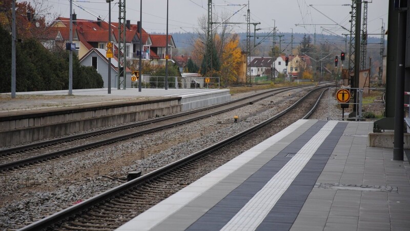 An der Farbe der Bodenplatten erkennt man, wo die Bahnsteige verlängert wurden.