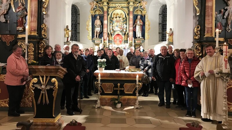 Bei einem feierlichen Gottesdienst mit Pater Joseph und Diakon Hans Kollmer haben am Sonntagabend 21 Ehepaare aus der Pfarreiengemeinschaft Kollnburg-Kirchaitnach ihr Ehegelöbnis erneuert.