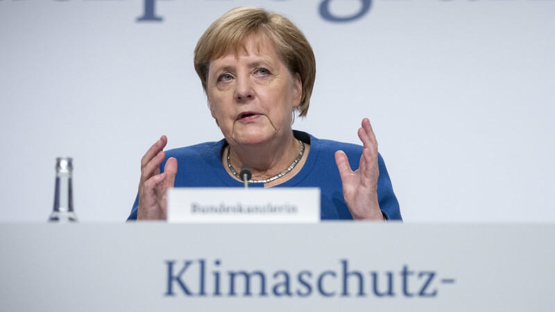 Bundeskanzlerin Angela Merkel stellt das Klimaschutzpaket der Bundesregierung vor. Die Reaktionen fallen zwiespältig aus.