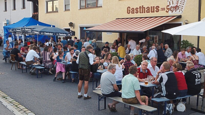 Die Chamer Straße war voll, als bei Krügers im Gasthaus zum Sepp Volksfest gefeiert wurde.