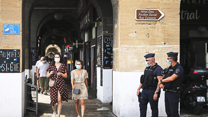 Polizisten passen in Marseille auf, dass Passanten ihre Mundschutzmasken tragen. In Frankreich stiegen die Corona-Infektionen in den vergangenen Wochen wieder stark an.