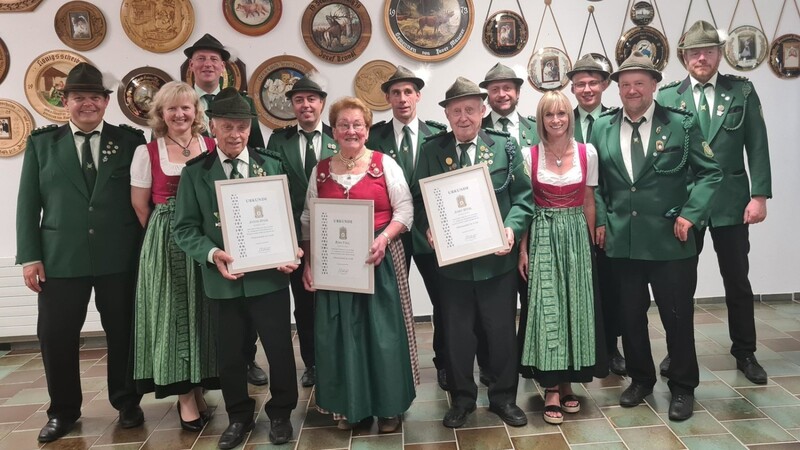 Stolz präsentierten die "Frisch Auf"-Vereinsausschussmitglieder ihre drei Jubilare und gratulierten Anton Sperl, Rosa Vogl und Josef Sperl (vordere Reihe v. li.) zur besonderen Auszeichnung.