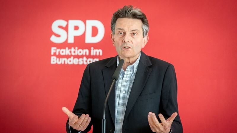 "Wir erleben ihn nicht als jemand, der die ganz wichtigen Entscheidungen verlässlich umsetzt", sagte Rolf Mützenich (Foto), Vorsitzende der SPD-Bundestagsfraktion, über Bundeswirtschaftsminister Peter Altmaier.