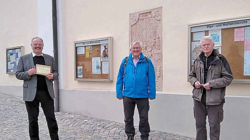 Pfarrer Wolfgang Häupl (Mitte) und Pfarrer Georg Englmeier (links) ehren Rudi Ascherl für 40-malige Teilnahme an der Fußwallfahrt nach Neukirchen.