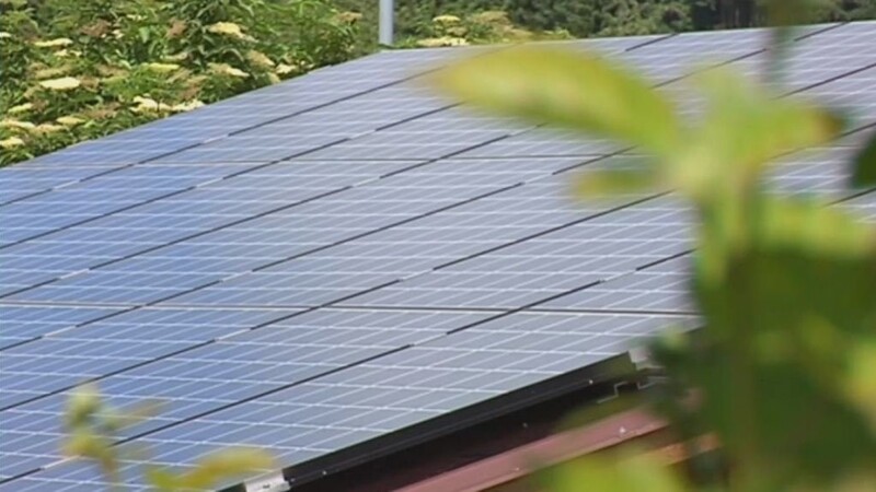 Zwei Herren aus Riedenburg bei Kelheim haben sich mit als die Ersten in der Region Photovoltaikanlagen aufs Dach montiert. Jetzt helfen sie anderen, die Interesse an Solarenergie haben.