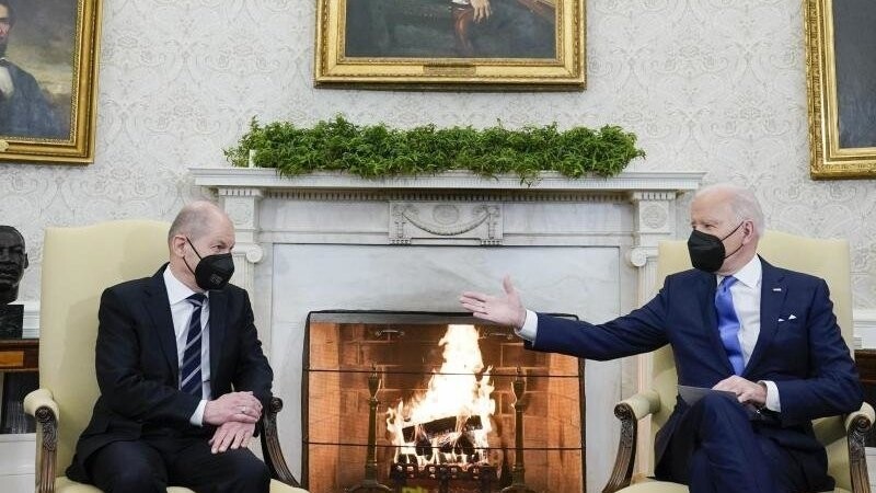 Bundeskanzler Olaf Scholz trifft US-Präsident Joe Biden im Oval Office des Weißen Hauses.