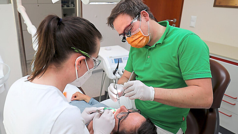 Zahnärzte wie Dr. Markus Dahlmann behandeln auch in Corona-Zeiten weiter ihre Patienten.