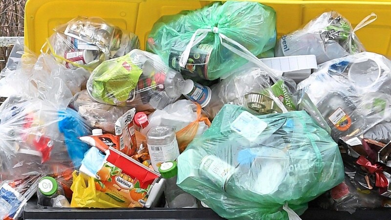 Zu Hause wird mehr weggeworfen: Deutschlandweit sind die privaten Müllberge einer Umfrage zufolge um sechs Prozent gewachsen - ein Trend, den man auch in Ostbayern beobachten kann.