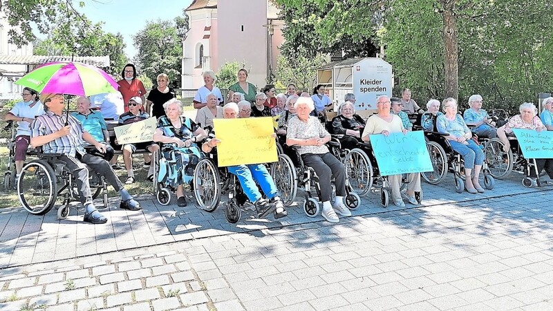 Die Bewohner protestierten etwa eine Stunde lang vor dem Alten- und Pflegeheim.