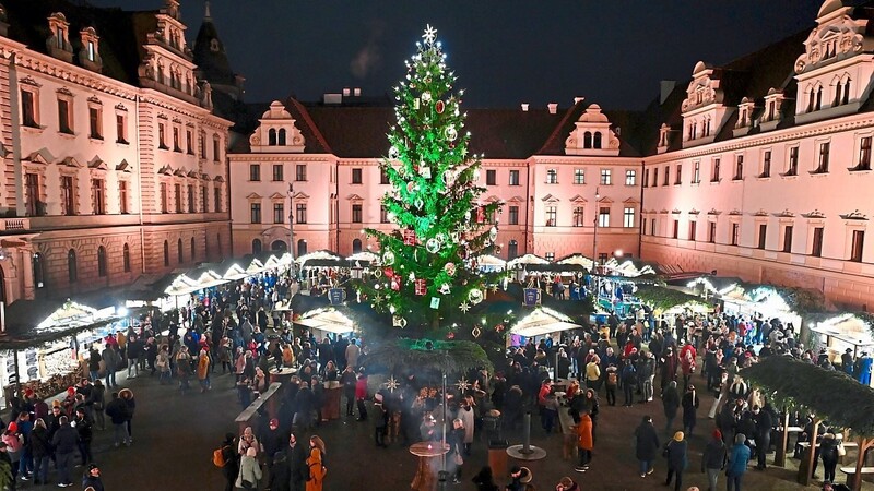 Der Romantische Weihnachtsmarkt auf Schloss Thurn und Taxis in Regensburg lockt jedes Jahr Zehntausende Besucher an.