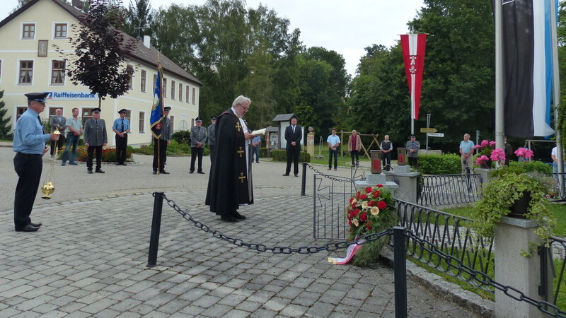 Pater Marian Leibl hielt zum letzten Mal als Ortspfarrer den Gedenkakt am Kriegerdenkmal.