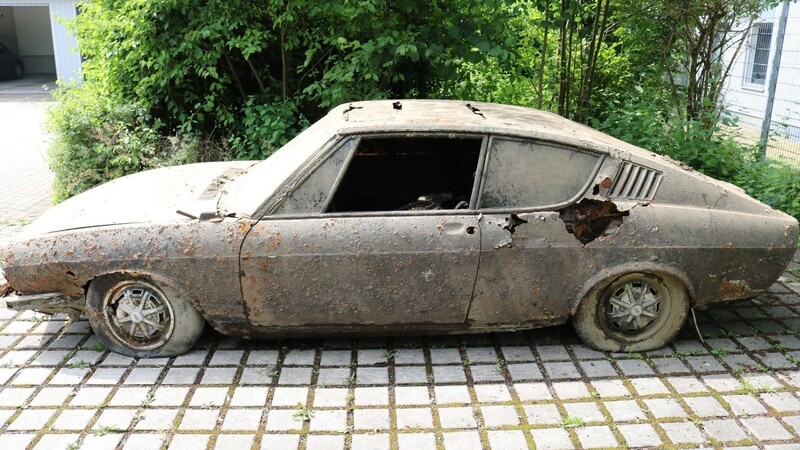 Dieses Wrack eines Audi-Oldtimers wurde aus dem Pfreimdstausee in der Oberpflaz geborgen.