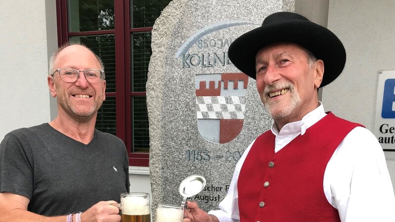Nach der telefonischen "Goldnachricht" ein erstes Prosit auf den Erfolg: Bürgermeister Herbert Preuß und Gust Wittenzellner als Organisator des Arbeitsteams.