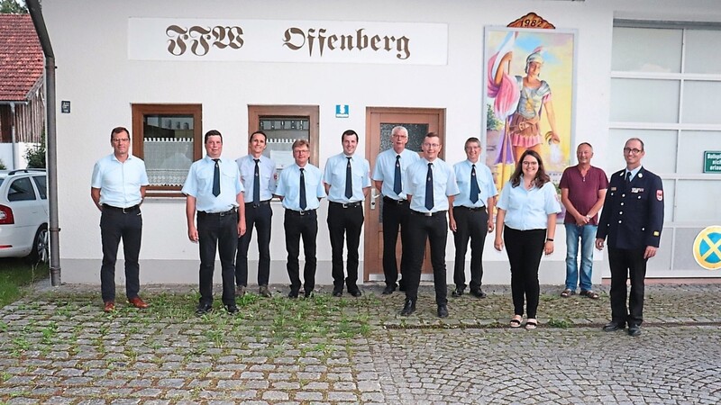 Die neue Vorstandschaft der Freiwilligen Feuerwehr Offenberg mit Bürgermeister Hans-Jürgen Fischer, Kreisbrandmeister Stephan Wagner und dem früheren Vorsitzenden Ludwig Feldmeier.