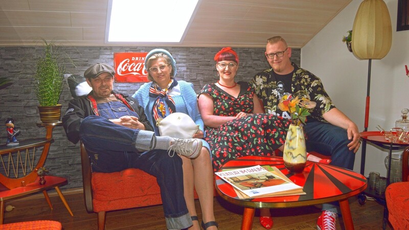 Die Küche der Raiths ist im Stile eines American-Diners eingerichtet. Hier lassen sich Tatjiana Raith, Daniela Stanilewicz und Mirjam Kurek (von links) einen Milchshake schmecken - stilecht in Petticoats gekleidet.