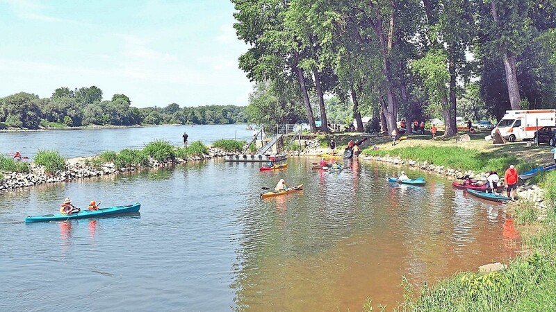 Wo sich in den letzten Jahren viele Menschen beim Donaufest in Niederalteich am und im Wasser tummelten, bleibt das Ufer heuer verwaist.