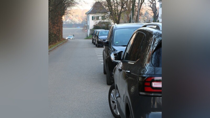 Trifft man an der Kreuzung zum Lenghardt auf Gegenverkehr, wird es - durch die seitlich parkenden Autos - schwierig auszuweichen.