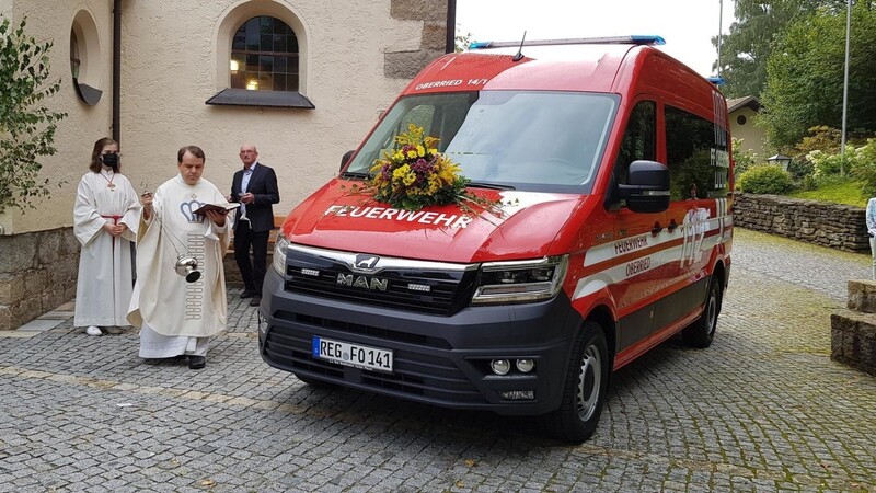Pfarrer Josef Gallmeier nahm die kirchliche Segnung des Mannschaftstransportwagens (MTW) vor.