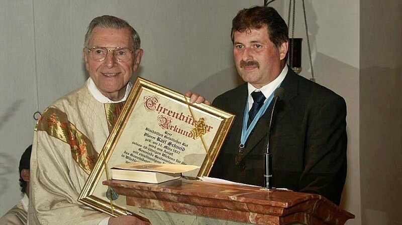 40 Jahre lang stand BGR Karl Schmid am Altar der Dreifaltigkeitskirche - am 3. Oktober 2006 erhielt der aus den Händen von Bürgermeister Josef Dachs die Ehrenbürgerurkunde überreicht.