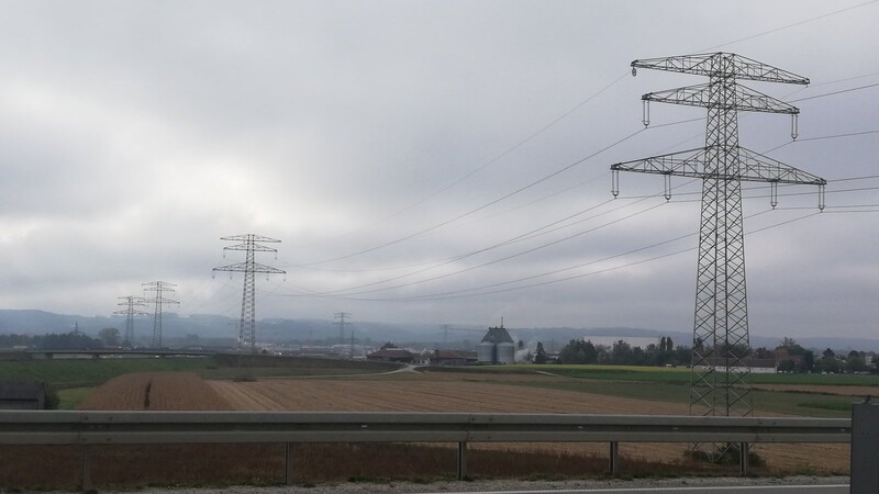Die bisherige 220-kV-Leitung der so genannten Juraleitung geht östlich an Essebach vorbei. Der neue Korridor ist westlich von Essenbach geplant.