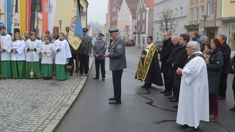 Anlässlich des Volkstrauertags treten jährlich die Mitglieder der KSK Geisenhausen öffentlich in Erscheinung - hier der Vorsitzende Johann Staudinger bei seiner Ansprache am Kriegerdenkmal.