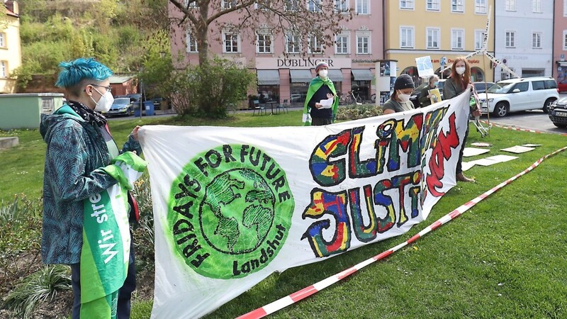 Am Freitag traf sich eine kleine Gruppe Aktivisten für den Klimaschutz am Dreifaltigkeitsplatz.