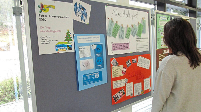 Die Schülerinnen des Fair-Trade-Teams stellten ihren "nachhaltigen Adventskalender" in der Vorweihnachtszeit am BSZ Kelheim vor.