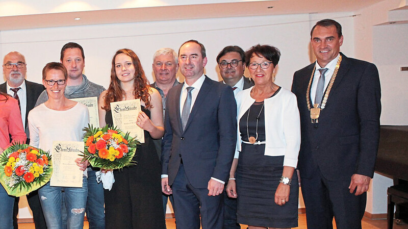 Raffaela Igl, Manja Köckritz, Andreas Schuster und Michelle Modjesch (mit Urkunden von links) wurden für ihre sportlichen Leistungen ausgezeichnet.