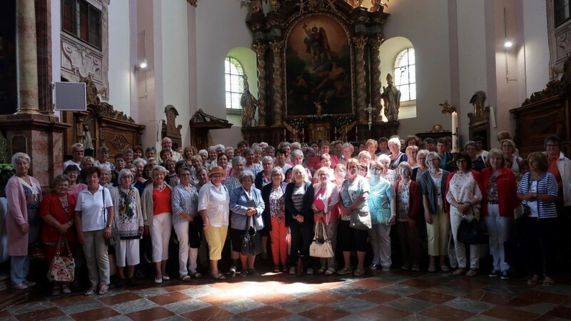 100 Frauen waren zum Gottesdienst in Sankt Michael im Stift Reichersberg in Oberösterreich gekommen und stellten sich zum Gruppenbild mit dem Pfarrer auf.