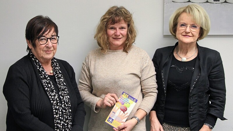 Brigitte Messerschmitt (v.l.), erste Vorsitzende des Vereins, Diplom-Sozialpädagogin Claudia Munde-Graf und Kuratoriumsvorsitzende Dr. Regine Langer-Huber unterstützen Frauen in schwierigen Lebenslagen.