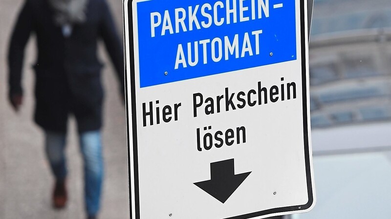 Sechs Parkzonen und ein flächendeckendes Netz an Parkscheinautomaten: Künftig werden im Nikolaviertel werktags von 9 bis 18 Uhr Parkgebühren fällig.