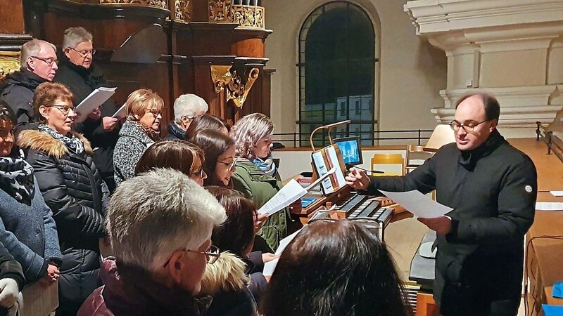 Der Kirchenchor Sankt Maria lud unter Leitung von Regionalkantor Christian Müller zu einem Adventskonzert in die Stadtpfarrkirche.